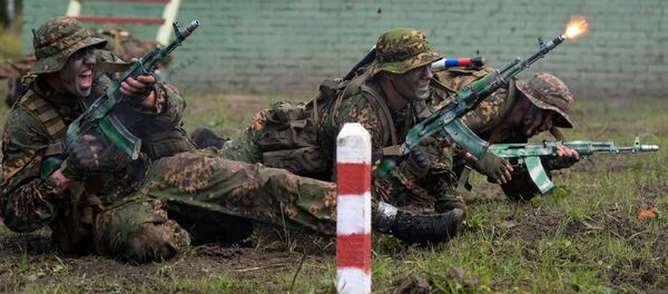 Военнослужащие вооруженных сил России во время прохождения этапа Тропа разведчика - Sputnik Moldova