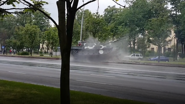 Танк врезался в столб на репетиции парада в Минске - Sputnik Молдова