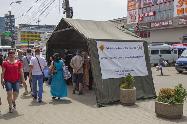 Палатки Службы гражданской защиты и чрезвычайных ситуаций МВД Молдовы стоят в людных местах. - Sputnik Молдова