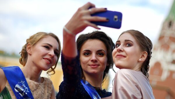 Выпускницы фотографируются на Красной площади перед началом церемонии вручения VII Всероссийской премии Выпускник-2016 в Государственном Кремлевском Дворце - Sputnik Молдова