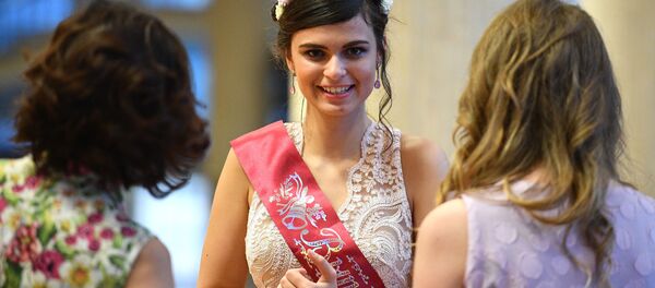 Выпускники московских школ перед началом церемонии вручения VII Всероссийской премии Выпускник-2017 в Государственном Кремлевском Дворце - Sputnik Молдова