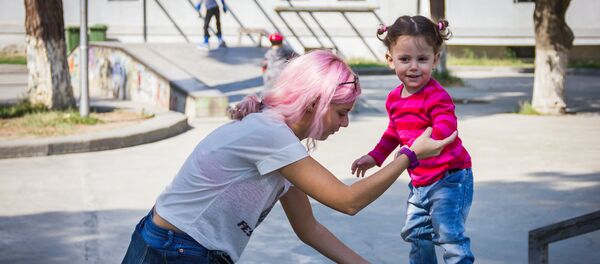 Мама с ребенком играет в одном из парков грузинской столицы. Тбилисская осень Мама с ребенком играет в одном из парков грузинской столицы. Тбилисская осень - Sputnik Moldova-România