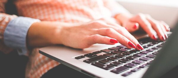 Девушка печатает на ноутбуке - Sputnik Молдова