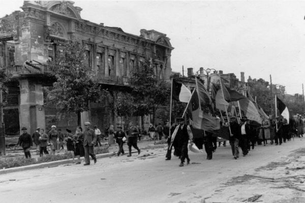 Шествие с триколорами, в задних рядах есть даже плакат со свастикой. Колонна движется по нынешнему бульвару Штефан чел Маре от нынешней улицы Влайку Пыркэлаб в сторону улицы Пушкина. Видны руины бывшей гостиницы Бристоль. Шествие с триколорами, в задних рядах есть даже плакат со свастикой. Колонна движется по нынешнему бульвару Штефан чел Маре от нынешней улицы Влайку Пыркэлаб в сторону улицы Пушкина. Видны руины бывшей гостиницы Бристоль. - Sputnik Молдова