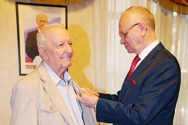 Александр Лёвин принимает медаль За оборону Сталинграда - Sputnik Молдова