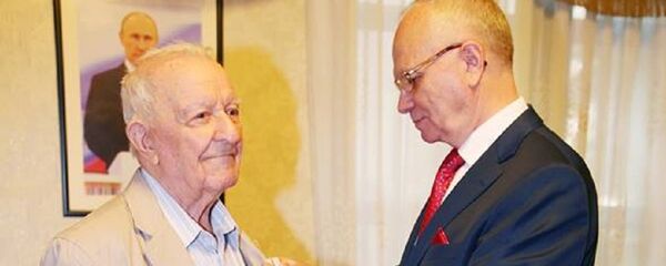 Александр Лёвин принимает медаль За оборону Сталинграда Александр Лёвин принимает медаль За оборону Сталинграда - Sputnik Молдова