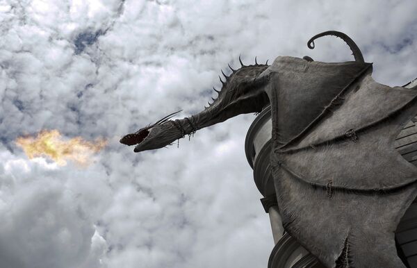 Дракон дышит огнем в Диагональной аллее в Волшебном мире Гарри Поттера Дракон дышит огнем в Диагональной аллее в Волшебном мире Гарри Поттера - Sputnik Молдова