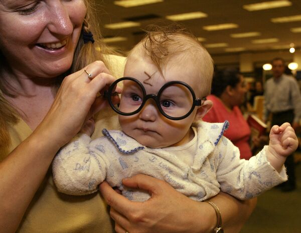 Шестимесячный ребенок в костюме Гарри Поттера Шестимесячный ребенок в костюме Гарри Поттера - Sputnik Молдова