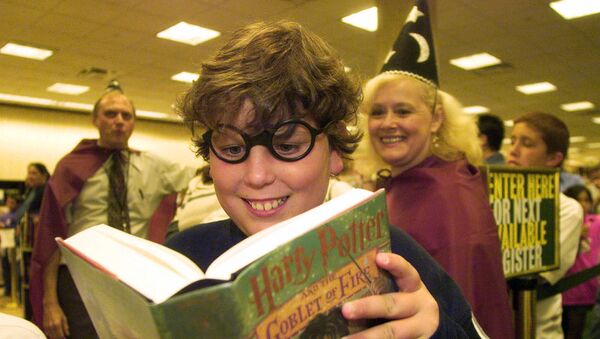Поклонник Гарри Поттера Шон Бреннан, 10 лет, смотрит на книгу «Гарри Поттер и кубок огня» - Sputnik Молдова