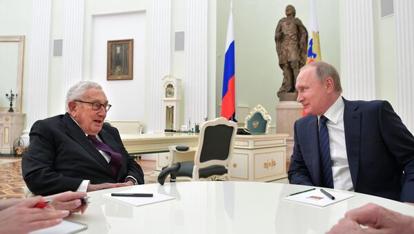 Президент РФ В. Путин встретился с экс-госсекретарем США Г. Киссинджером - Sputnik Moldova-România