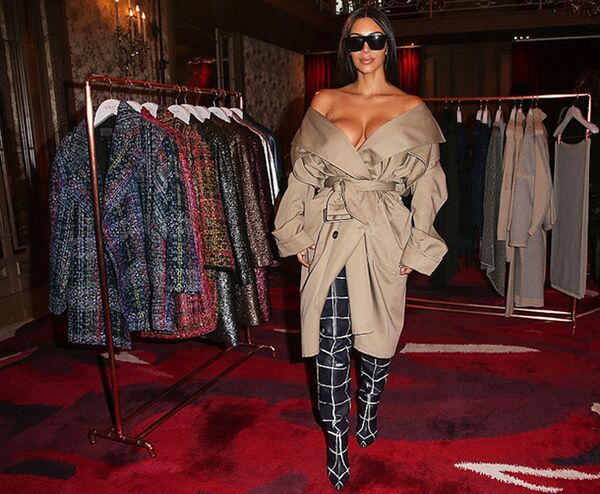 Ким Кардашьян на фэшн-презентации Сиран Манукян Ким Кардашьян на фэшн-презентации Сиран Манукян - Sputnik Молдова