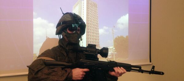 Боец в экипировке Ратник , вооруженный автоматом Калашникова с тепловизионным прицелом 1ПН139 и нашлемным дисплеем Боец в экипировке Ратник , вооруженный автоматом Калашникова с тепловизионным прицелом 1ПН139 и нашлемным дисплеем - Sputnik Moldova-România