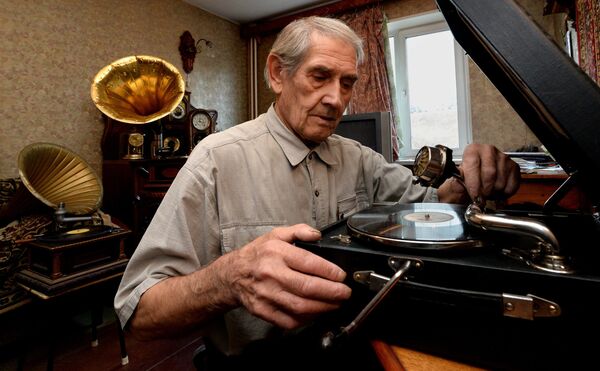 Пенсионер слушает музыку. Архивное фото Пенсионер слушает музыку. Архивное фото - Sputnik Молдова