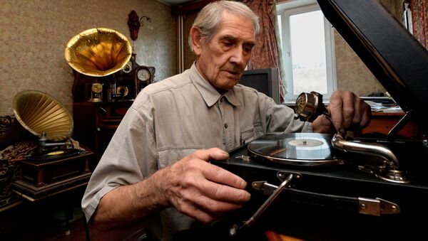 Пенсионер слушает музыку. Архивное фото - Sputnik Moldova-România