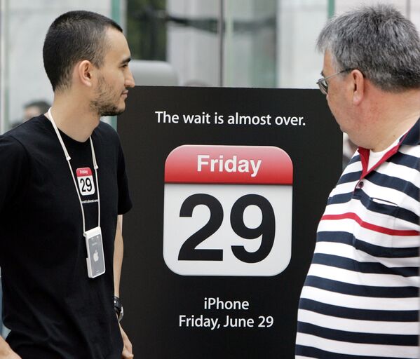 Несмотря на скепсис аналитиков, рынок сразу отреагировал на презентацию iPhone в 2007 году. Акции Apple выросли на 8%, а котировки компаний традиционных производителей сотовых телефонов упали. На фото - покупатель проходит мимо объявления, анонсирующего появление iPhone в магазине Apple в Нью-Йорке 26 июня 2007 года - Sputnik Молдова