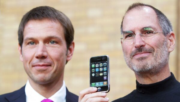 Директор T-Mobile Рене Оберманн (слева) и директор Apple, создатель iPhone, Стив Джобс позируют с iPhone на пресс-конференции в Берлине 19 сентября 2007 года - Sputnik Молдова