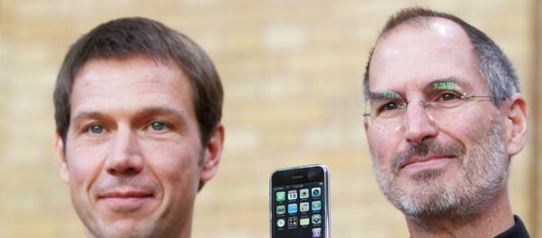 Директор T-Mobile Рене Оберманн (слева) и директор Apple, создатель iPhone, Стив Джобс позируют с iPhone на пресс-конференции в Берлине 19 сентября 2007 года Директор T-Mobile Рене Оберманн (слева) и директор Apple, создатель iPhone, Стив Джобс позируют с iPhone на пресс-конференции в Берлине 19 сентября 2007 года - Sputnik Молдова