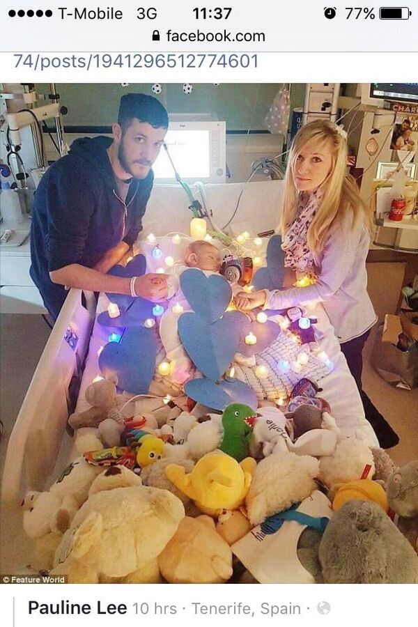 Chris Gard și Connie Yates împreună cu fiul lor Charlie - Sputnik Moldova-România