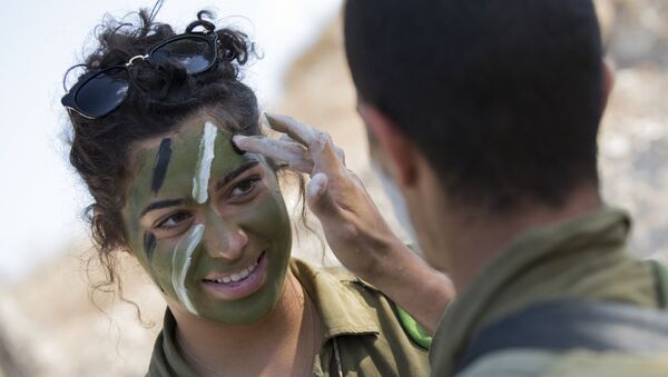 An Israeli female soldier from the mixed-gender Bardalas battalion takes part in a training at a military camp near the northern Israeli city of Yoqne'am Illit on September 13, 2016 - Sputnik Moldova-România