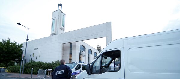 Полиция у мечети в городе Кретей под Парижем, Франция Полиция у мечети в городе Кретей под Парижем, Франция - Sputnik Молдова