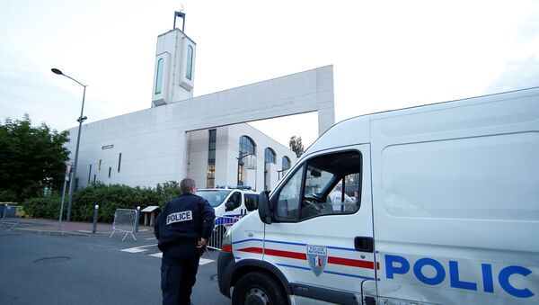 Полиция у мечети в городе Кретей под Парижем, Франция - Sputnik Молдова