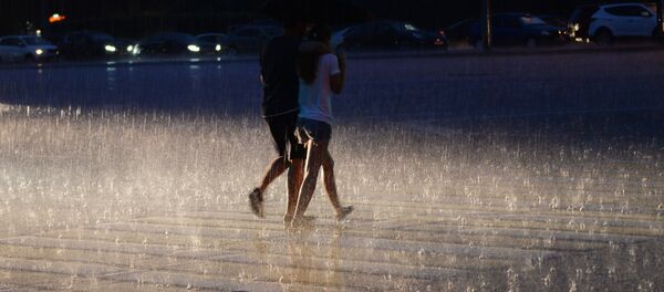 Прохожие во время дождя - Sputnik Молдова