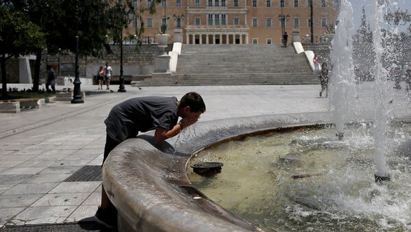 Мальчик умывается из фонтана в Греции - Sputnik Молдова