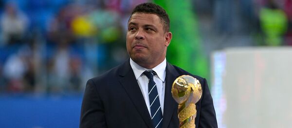 Бразильский футболист Роналдо во время церемони закрытия Кубка конфедераций-2017 в Санкт-Петербурге Бразильский футболист Роналдо во время церемони закрытия Кубка конфедераций-2017 в Санкт-Петербурге - Sputnik Молдова