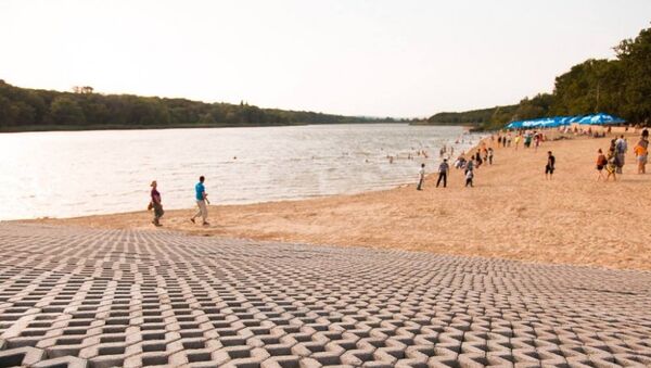 Пляж на озере в Оргееве - Sputnik Молдова