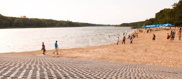 Пляж на озере в Оргееве - Sputnik Moldova