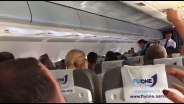 Video filmat la bordul aeronavei EK32002 a celor de la FlyOne care ieri a aterizat de urgență la Heraklion - Sputnik Молдова