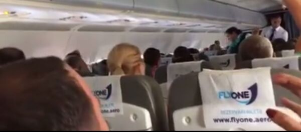 Video filmat la bordul aeronavei EK32002 a celor de la FlyOne care ieri a aterizat de urgență la Heraklion Video filmat la bordul aeronavei EK32002 a celor de la FlyOne care ieri a aterizat de urgență la Heraklion - Sputnik Moldova