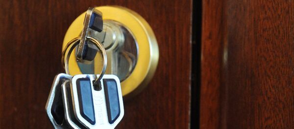 Ключи в дверном замке Ключи в дверном замке - Sputnik Молдова