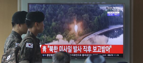 Army soldiers walk by a TV news program showing a file image of a missile being test-launched by North Korea at the Seoul Railway Station in Seoul, South Korea, Tuesday, July 4, 2017. Army soldiers walk by a TV news program showing a file image of a missile being test-launched by North Korea at the Seoul Railway Station in Seoul, South Korea, Tuesday, July 4, 2017. - Sputnik Moldova-România