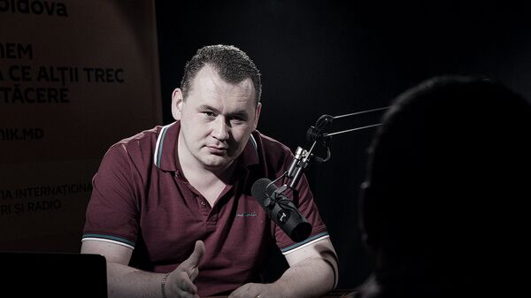 Андрей Петрик в студии с администратором ресторана - Sputnik Молдова