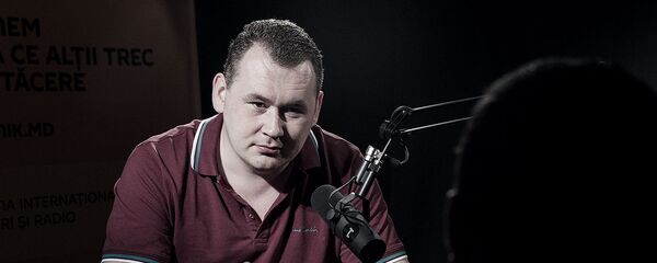 Андрей Петрик в студии с администратором ресторана Андрей Петрик в студии с администратором ресторана - Sputnik Молдова