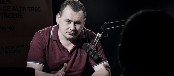 Андрей Петрик в студии с администратором ресторана - Sputnik Молдова