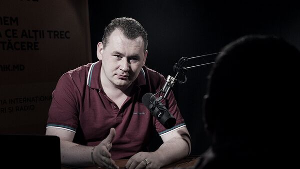 Андрей Петрик в студии с администратором ресторана - Sputnik Молдова