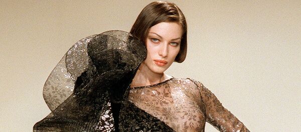 Модель демонстрируе вечернее платье из коллекции Осень-зима 1998-99 дизайнера Пьера Кардена и Серджио Альтьери Модель демонстрируе вечернее платье из коллекции Осень-зима 1998-99 дизайнера Пьера Кардена и Серджио Альтьери - Sputnik Молдова