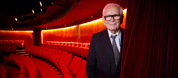 Французский модельер Пьер Карден в театре Escape. 2017 год - Sputnik Молдова