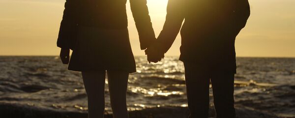 Влюбленные на берегу Черного моря Влюбленные на берегу Черного моря - Sputnik Молдова