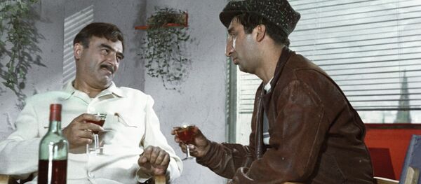 Владимир Этуш и Фрунзик Мкртчян в фильме Кавказская пленница Владимир Этуш и Фрунзик Мкртчян в фильме Кавказская пленница - Sputnik Молдова