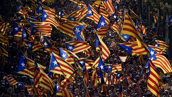 A file picture taken on September 11, 2014 shows demonstrators waving Estelada flags (Catalan independentist flags) during celebrations of the Diada (Catalonia National Day) in Barcelona. - Sputnik Moldova-România