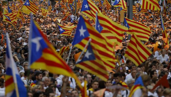 People wave pro-independence Catalan flags, known as the Estelada flag, during a rally calling for the independence of Catalonia, in Barcelona, Spain. - Sputnik Moldova-România