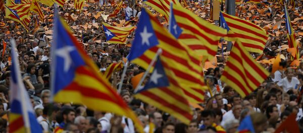 People wave pro-independence Catalan flags, known as the Estelada flag, during a rally calling for the independence of Catalonia, in Barcelona, Spain. - Sputnik Moldova-România