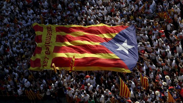 Catalan pro-independence supporters hold a giant estelada (Catalan separatist flag) during a demonstration called Via Lliure a la Republica Catalana (Way of Freedom for the Republic of Catalonia) on the Diada de Catalunya (Catalunya's National Day) in Barcelona, Spain, September 11, 2015. - Sputnik Moldova-România