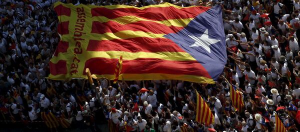Catalan pro-independence supporters hold a giant estelada (Catalan separatist flag) during a demonstration called Via Lliure a la Republica Catalana (Way of Freedom for the Republic of Catalonia) on the Diada de Catalunya (Catalunya's National Day) in Barcelona, Spain, September 11, 2015. - Sputnik Moldova-România