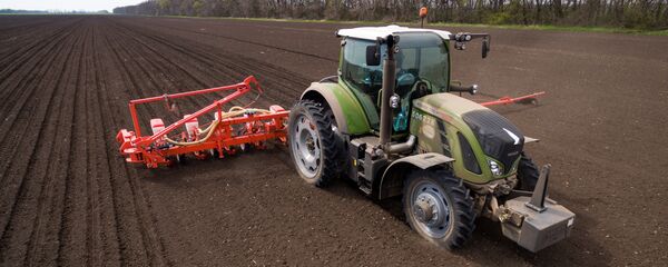 Трактор и плуг Трактор и плуг - Sputnik Молдова