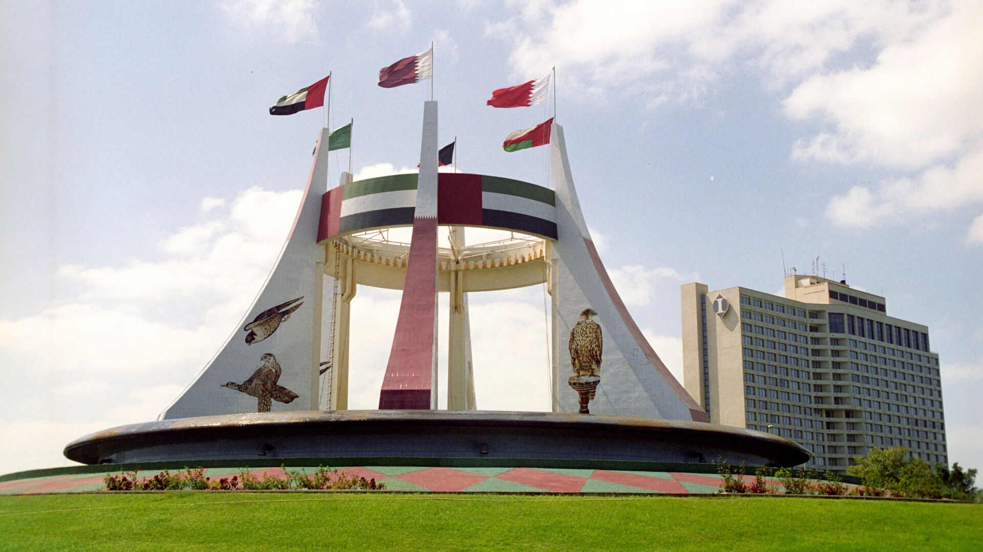 Monument edificat în cinstea fondării statului federativ Emiratele Arabe Unite - Sputnik Moldova, 1920, 06.05.2023