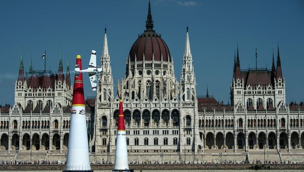 Martin Sonka of the Czech Republic performs during the finals of the fourth stage of the Red Bull Air Race World Championship in Budapest, Hungary on July 5, 2015 - Sputnik Moldova-România